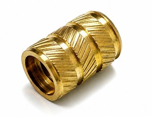 Insert fileté et écrou à pression en laiton haute résistance pour un emboîtement sécurisé dans les assemblages en plastique ou en métal - Product Image 1