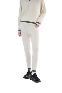 <span class=keywords><strong>Pantaloni</strong></span> slim da donna <span class=keywords><strong>in</strong></span> puro cashmere bianco lavorato a <span class=keywords><strong>maglia</strong></span> dal design basic - Product Image 2
