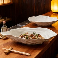 Assiette en céramique blanche en forme de coquille d'huître fabriquée à la main pour la vaisselle de restaurant