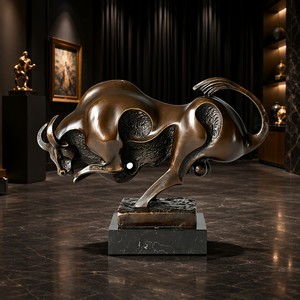 Sculpture de taureau en bronze coulé artisanal - Patine à fort contraste, pièce personnalisable de qualité muséale - Product Image 4