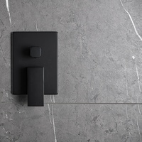 Ensemble de douche mural en laiton massif noir mat avec pommeau de douche carré effet pluie, douchette à main et robinetterie encastrée