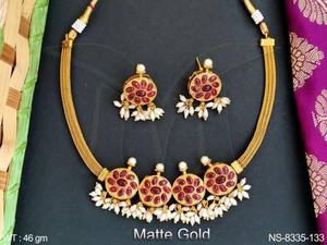 Ensemble de collier fantaisie de style choker haut de gamme, design antique, entièrement serti de pierres avec des glands, finition or mat pour les mariages et les soirées - Product Image 2