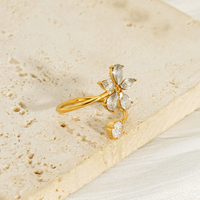Offener Blumenring aus 304 Edelstahl, 18K Gold Vakuumbeschichtet, Klare Facettierte Blütenblätter, Runder Akzent, Zarter Blumenschmuck für Damen