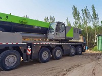Grue montée sur camion d'occasion de 220 tonnes Zoomlion ZTC2200H, moteur Cummins, capacité nominale de 30 tonnes, modèle 2022, bon état, à vendre