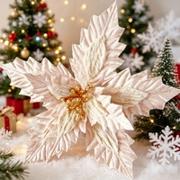 Gefrostete Weihnachtsblumen mit Tannenzapfen und Stechpalmenblättern für den Winter-Look