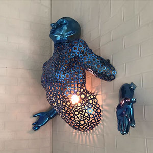 Scultura Decorativa da Parete Moderna 3D di Alta Qualità, Colore Blu Cromato, Statua Uomo a Grandezza Naturale in Metallo con Corpo Cavo - Product Image 1