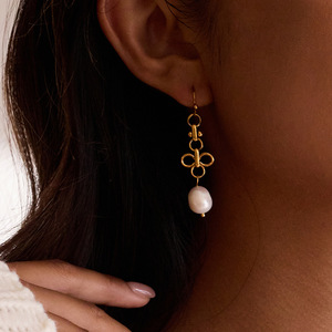 ต่างหูมุกน้ำจืด 18K สแตนเลสสตีล ดีไซน์ทรงเรขาคณิต ใส่ได้ทุกวัน - Product Image 2