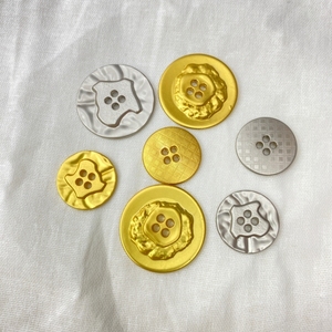 Nhà Máy Trực Tiếp Tùy Chỉnh Vàng Khắc Nút Thân Thiện Với Môi Kẽm Hợp Kim 4-Lỗ May Nút Cho Quần Áo Ưa Thích Biểu Tượng Kim Loại Nút - Product Image 2