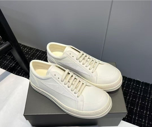 รองเท้าผ้าใบผู้ชายสีพื้น พื้นหนา หนังแท้ แบบผูกเชือก ทรงกลม หัวรองเท้าโค้งมน พื้นรองเท้าด้านนอกทำจากยาง นุ่มสบาย ใส่ได้ทุกฤดู - Product Image 3