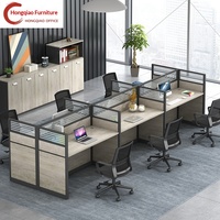 Ensemble de postes de travail modernes et minimalistes en bois pour quatre employés, avec cloisons de bureau et chaises - Idéal pour les entreprises