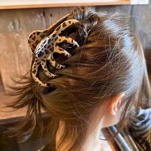 Autumn and Winter New <strong>Leopard</strong> Print Hair <strong>Claw</strong>, High-end Feel, Back-of-head Updo Shark Clip Hair Accessory - Product Image 3