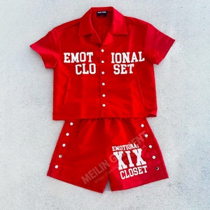 Ensemble streetwear d'été personnalisé avec motif graphique, chemise boutonnée oversize en nylon et short en nylon, ensemble coupe-vent - Product Image 3