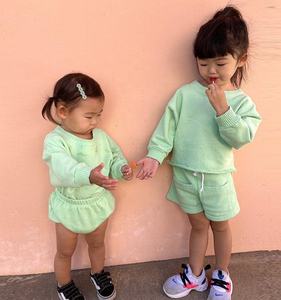 Ropa de otoño para mamá <span class=keywords><strong>y</strong></span> yo, trajes de <span class=keywords><strong>sudadera</strong></span> de gran tamaño con cuello redondo, pantalones cortos de algodón de rizo francés, trajes personalizados para madre e hija - Product Image 2