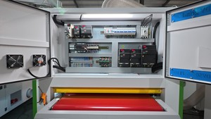 Machine automatique <span class=keywords><strong>de</strong></span> débavurage <span class=keywords><strong>de</strong></span> plaques métalliques plates avec servomoteur <span class=keywords><strong>de</strong></span> levage, précision <span class=keywords><strong>de</strong></span> 0,01 mm, certifiée CE - Product Image 5