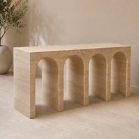 Table console moderne en travertin beige naturel, table de couloir sur piétement en pierre beige pour projet hôtelier et décoration intérieure