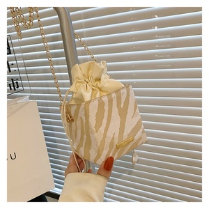 Sac à bandoulière mini seau en cuir PU pour femme avec fermeture ouverte et motif floral, avec chaîne - Product Image 2