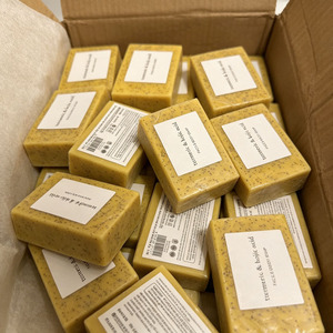สบู่ขมิ้นผสมโคจิกแอซิด แบรนด์ส่วนตัว สำหรับแก้ไขจุดด่างดำ บำรุงผิว ลดรอยดำจากฝ้า กระ จุดด่างดำ ขายส่ง - Product Image 3