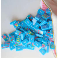 Plaque en acrylique bleu clair Mahjong américain aux fruits tropicaux modernes, cerise, ananas, fraise, forme de cœur, gravée au laser à l'arrière