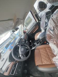 משאית טנדר s משאית היא כונן יד שמאל, אדום בצבע, עם מונית כפולה ו 4 x4 הנעה לכל גלגל - Product Image 5