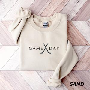 Sudadera Bordada de Hockey para Mamá de Jugador, Ropa para el Día del Partido, Sudadera con Cuello Redondo - Product Image 2