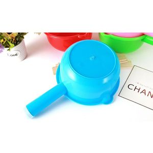 Louche à eau en plastique colorée avec long manche pour le jardinage et le bain - Product Image 4