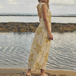 Robe maxi plissée à col carré, imprimé plage, conçue par le fabricant, en rayonne douce, style hawaïen, sur mesure. - Product Image 2