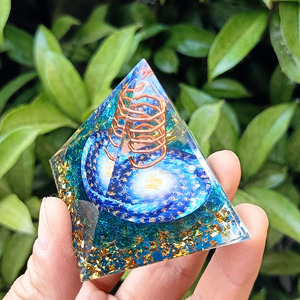 Pyramide en résine époxy avec galets de cristal, ornement de bureau, décoration d'aquarium, cadeau, fonction lumineuse en verre bleu - Product Image 2