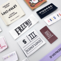 Étiquettes tissées personnalisées pour vêtements avec logo de marque, pliées avec boucle centrale