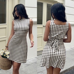 เดรสยาวปานกลางลายสก็อตแบบไม่มีแขน คาดเข็มขัดที่เอวเพื่อให้ดูเพรียวบางและมีสไตล์เหมาะกับชุดทำงาน - Product Image 2