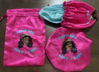 Bonnet long extra large pour tresses Bonnet étendu en soie et enveloppes de cheveux en satin Bonnet avec logo personnalisé Ensemble de sacs en satin Cadeau promotionnel