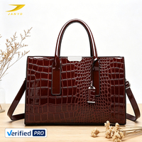 Maßgefertigte Damen-Handtasche aus Weinrotem Leder mit Krokodil-Textur, Obergriff und Abnehmbarem Schulterriemen