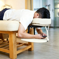 Table de massage robuste en cuir PU avec cadre en bois, repose-tête et rangement à lattes pour salon de beauté