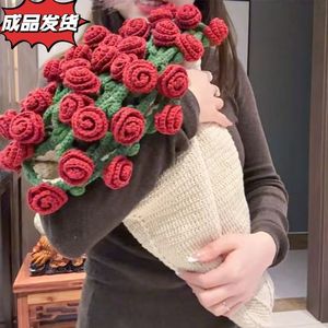 Manta de punto hecha a mano con diseño de ramo de rosas, roja, de forma irregular, regalo de cumpleaños, cálida para el invierno - Product Image 1