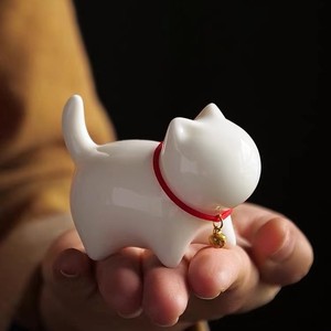 ตุ๊กตาแมวเซรามิกสีขาวพร้อมกระดิ่งคอสีแดงสำหรับตกแต่งชุดน้ำชา - Product Image 2