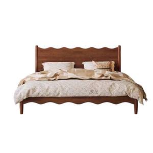 Cadre de <span class=keywords><strong>lit</strong></span> ondulé en bois massif pour projets hôteliers et d'appartements – Prêt à l'emploi, taille/couleur personnalisables, commande en gros, durable pour usage commercial - Product Image 1