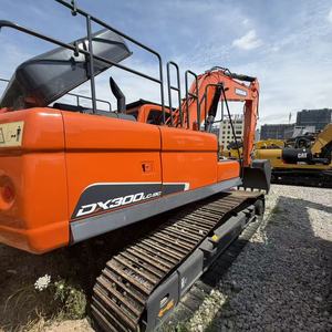 Excavatrice sur chenilles d'<span class=keywords><strong>occasion</strong></span> modèle 2022, excellente Doosan DX300, avec <span class=keywords><strong>godet</strong></span> de 1,60 m, puissance de 159 kW, pompe hydraulique - Product Image 5