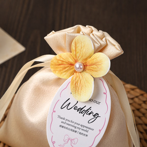 Sacchetti Regalo Eleganti in Raso di Seta per Matrimoni e Baby Shower con Ciondolo Floreale e Etichette di Ringraziamento - Product Image 4