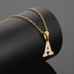 Collar de Acero Inoxidable con Colgante de Letra en Oro de 18K para Mujer, Venta al por Mayor - Product Image 4