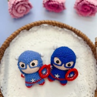 Porte-clés en crochet fait main, personnage héroïque, poupée amigurumi, série style film, ornement, cadeau créatif, breloque en peluche tricotée