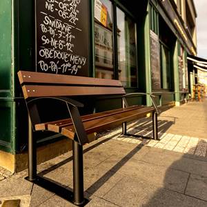 Banc d'extérieur 4 places à cadre en métal moderne et durable fabriqué en Europe de qualité supérieure pour la vente en gros - Product Image 2