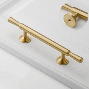 Poignée d'armoire de cuisine en laiton doré léger Poignées de porte de garde-robe de meubles minimalistes Design original GQK se vend bien Luxe léger - Product Image 4