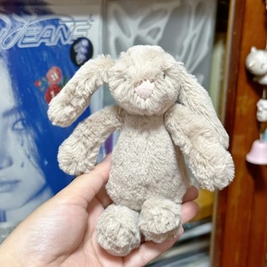 Peluche Jellycats de la série Shy Bugs Bunny, version haute qualité, avec logo doré et motif floral, Love Bugs Bunny - Product Image 5