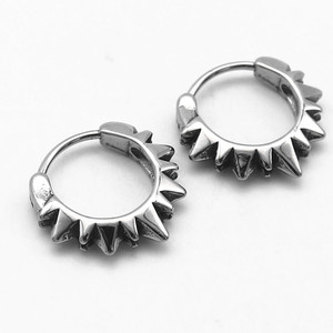 Pendientes Huggie Yunnique con Puntas de Acero de Titanio, Joyería Geométrica Unisex de Moda, Otoño 2024, Guangzhou - Product Image 1