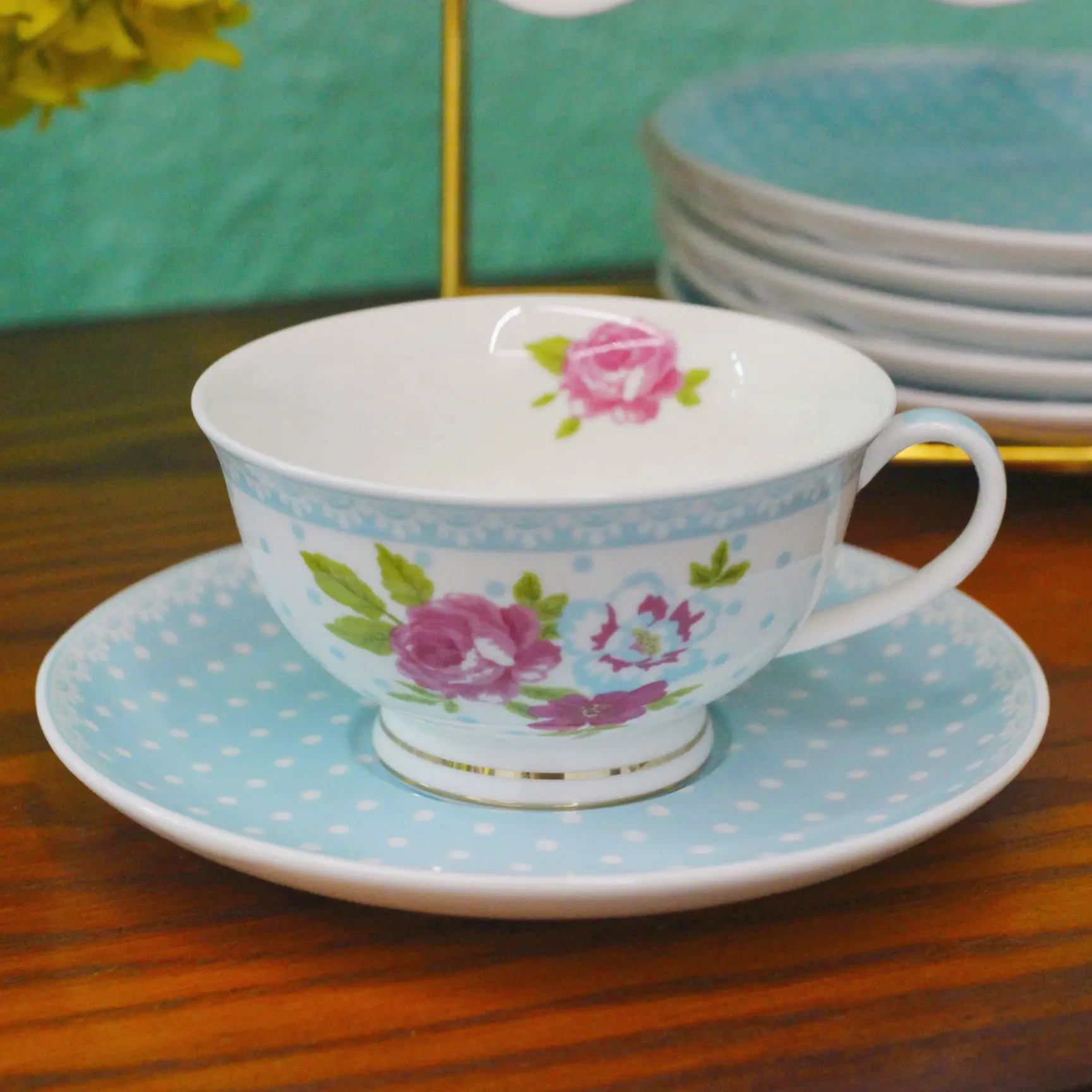 Set di 6 tazze da tè e piattini in ceramica design con decalcomania floreale con bordo dorato all'interno della confezione regalo di fiori per regalo di nozze