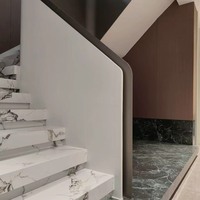 Escalier en colimaçon moderne en alliage d'aluminium sur mesure pour usage intérieur en villa, sûr et durable