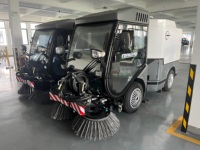 Balayeuse de rue à batterie Ronking RG-EV8240, batterie lithium-fer 70 kWh, bac de 1850 L, largeur de travail de 2,4 m, cabine fermée, faible bruit, peinture gris-blanc