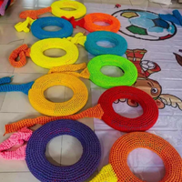 Toile de jeu en corde tressée avec panneaux circulaires colorés et tour de grimpette pour aire de jeux intérieure