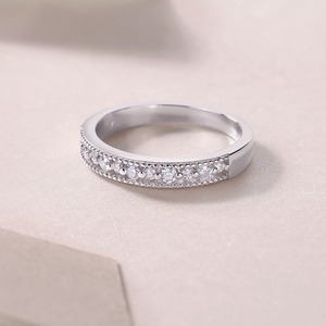 Anillo de mujer vintage de plata de ley 925 chapada en plata con moissanita de corte redondo graduado, engaste de puntas compartidas y borde de milgrain, tipo banda de eternidad - Product Image 3
