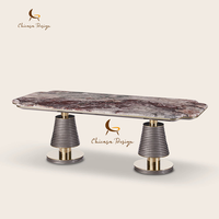 Table à manger rectangulaire moderne de luxe avec plateau en marbre poli et base en métal texturé avec accents dorés