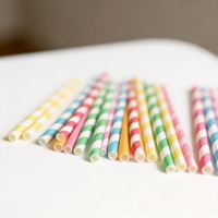 Pailles en papier biodégradables rayées bleues jetables pour thé aux perles, jus et fournitures de fête
